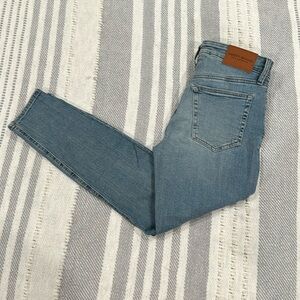 Lucky brand ankle jeans, buttonfly size 6 or 28. Great condition!